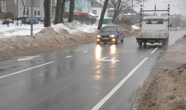 Sniego krūvos Klaipėdos gatvėse riboja eismą