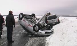 Kelyje Klaipėda-Palanga ant stogo apsivertė automobilis