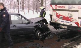 Į miesto maršrutinį autobusą trenkėsi automobilis