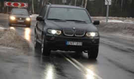 Sniego krūvos Klaipėdos gatvėse riboja eismą