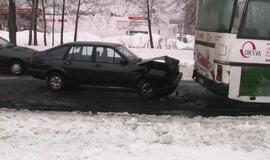 Į miesto maršrutinį autobusą trenkėsi automobilis