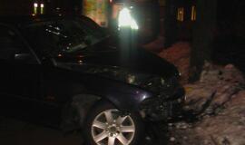 BMW rėžėsi į medį, po to į "Škodą"