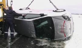 Kelyje Klaipėda-Palanga ant stogo apsivertė automobilis