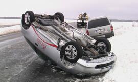 Kelyje Klaipėda-Palanga ant stogo apsivertė automobilis