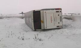 Apvirto keleivinis autobusas