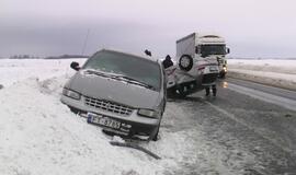 Kelyje Klaipėda-Palanga ant stogo apsivertė automobilis