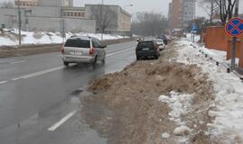 Sniego krūvos Klaipėdos gatvėse riboja eismą
