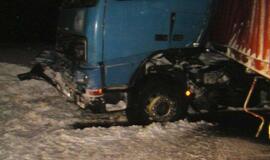 Naktį autostradoje į avariją pateko vilkikas