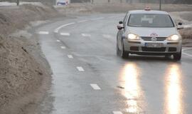 Sniego krūvos Klaipėdos gatvėse riboja eismą