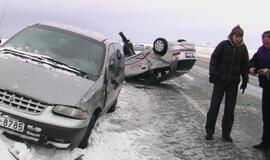 Kelyje Klaipėda-Palanga ant stogo apsivertė automobilis