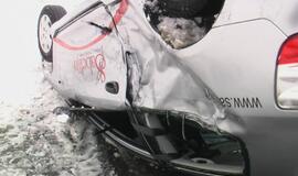 Kelyje Klaipėda-Palanga ant stogo apsivertė automobilis