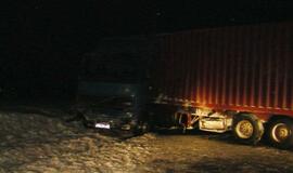 Naktį autostradoje į avariją pateko vilkikas