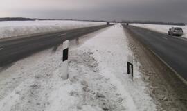 Kelyje Klaipėda-Palanga ant stogo apsivertė automobilis