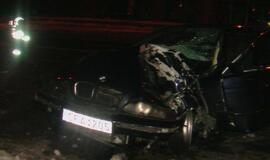 BMW rėžėsi į medį, po to į "Škodą"