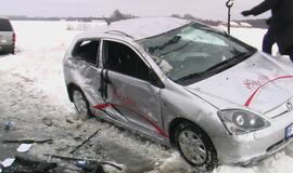 Kelyje Klaipėda-Palanga ant stogo apsivertė automobilis