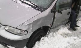 Kelyje Klaipėda-Palanga ant stogo apsivertė automobilis