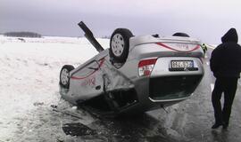 Kelyje Klaipėda-Palanga ant stogo apsivertė automobilis