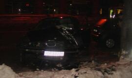 BMW rėžėsi į medį, po to į "Škodą"