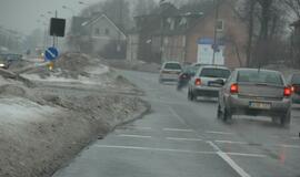 Sniego krūvos Klaipėdos gatvėse riboja eismą