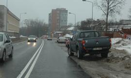 Sniego krūvos Klaipėdos gatvėse riboja eismą