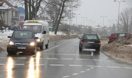 Sniego krūvos Klaipėdos gatvėse riboja eismą