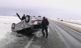 Kelyje Klaipėda-Palanga ant stogo apsivertė automobilis