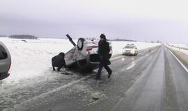 Kelyje Klaipėda-Palanga ant stogo apsivertė automobilis