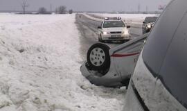 Kelyje Klaipėda-Palanga ant stogo apsivertė automobilis