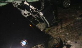 BMW rėžėsi į medį, po to į "Škodą"