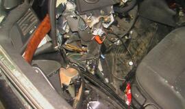 BMW rėžėsi į medį, po to į "Škodą"