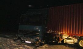 Naktį autostradoje į avariją pateko vilkikas
