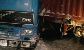 Naktį autostradoje į avariją pateko vilkikas
