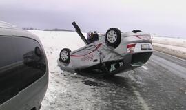 Kelyje Klaipėda-Palanga ant stogo apsivertė automobilis