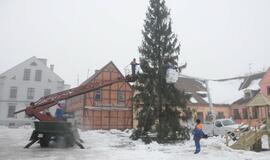 Klaipėdos gatvėse išmontuojamos šventinės puošmenos