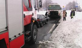 Į miesto maršrutinį autobusą trenkėsi automobilis