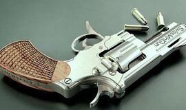 Prancūzijoje žurnalistai du kartus į keleivinį lėktuvą įsinešė pistoletą