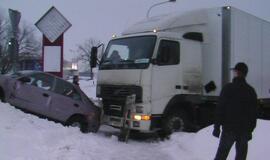 Vilkikas automobilį "užmetė" ant pusnies