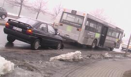 Avarijos metu susižalojo autobuso keleivė