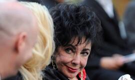 Elizabeth Taylor paguldyta į ligoninę