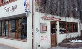 Kaina prasilenkė su lėkštės turiniu