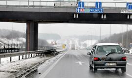 Lietus sparčiai tirpdo sniegą nuo pagrindinių kelių, rajoniniai keliai - slidūs