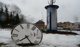 Vėjas apgadino daugiabučio namo stogą