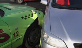 Automobilių susisdūrimas sankryžoje