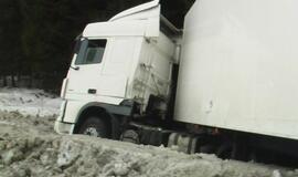 Klaipėdos rajone nuo kelio nuslydo vilkikas