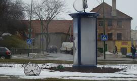 Vėjas apgadino daugiabučio namo stogą