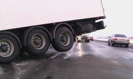 Klaipėdos rajone nuo kelio nuslydo vilkikas