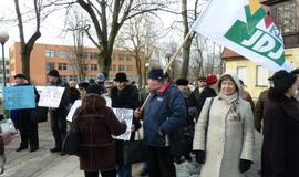 Prie Klaipėdos apylinkės teismo - piketas prieš teisėją