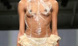 Mada Londone: kraujas, dujokaukės, genitalijos...