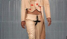 Mada Londone: kraujas, dujokaukės, genitalijos...