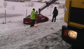 Automagistralėje į griovį nuslydo automobilis